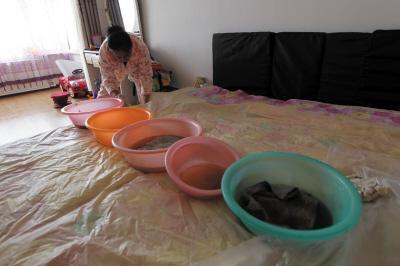 双鸭山楼上漏水，住户失联，小区没物管，业主维权难！律师来支招……